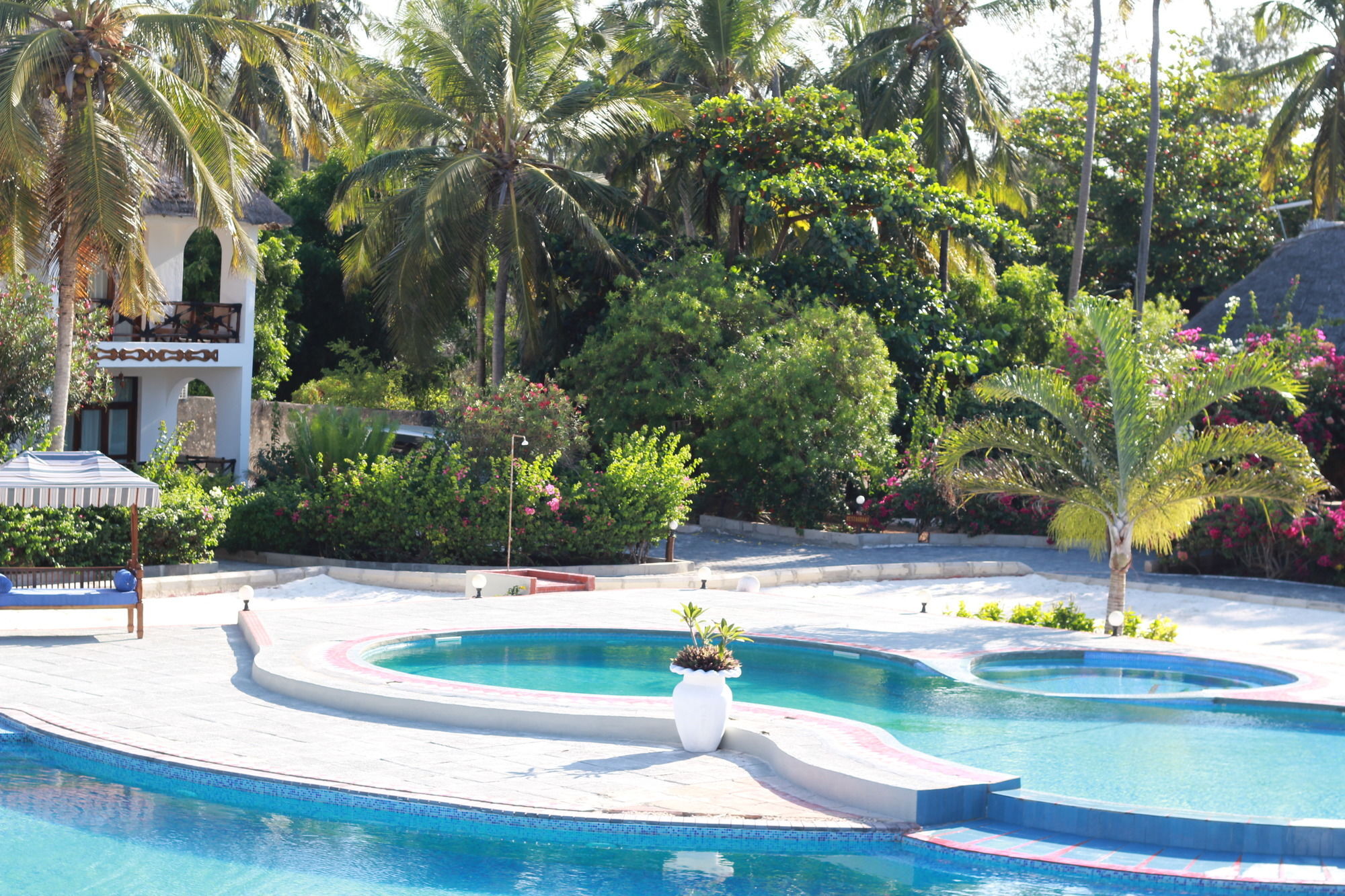 African Sun Sand Sea Beach Resort & Spa Bwejuu Kültér fotó