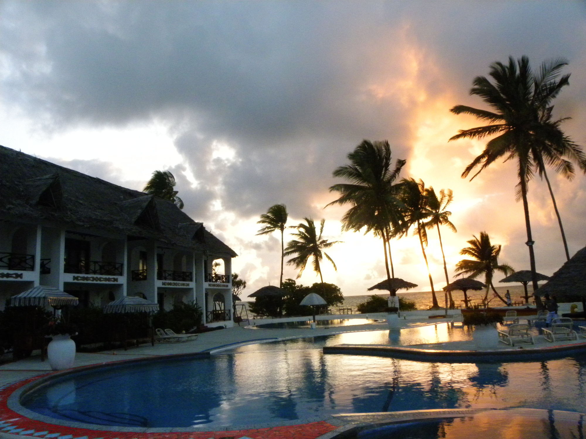 African Sun Sand Sea Beach Resort & Spa Bwejuu Kültér fotó